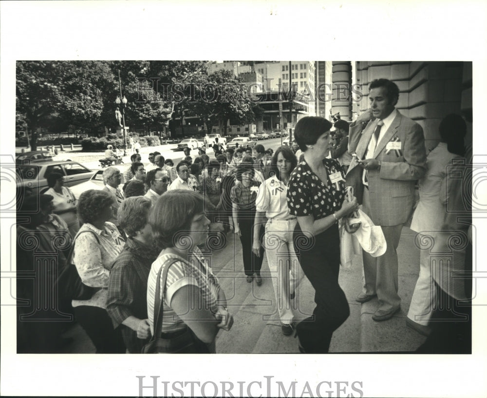 1982 Principal Clyde Holloway and crowd for Forest Hill School - Historic Images