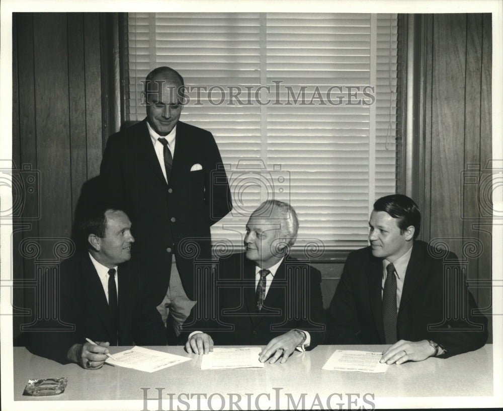 1970 Press Photo General Electric Executives discuss Hancock County plans - Historic Images