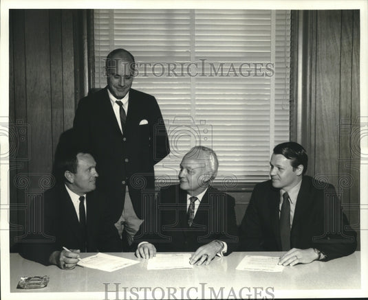 1970 Press Photo General Electric Executives discuss Hancock County plans - Historic Images