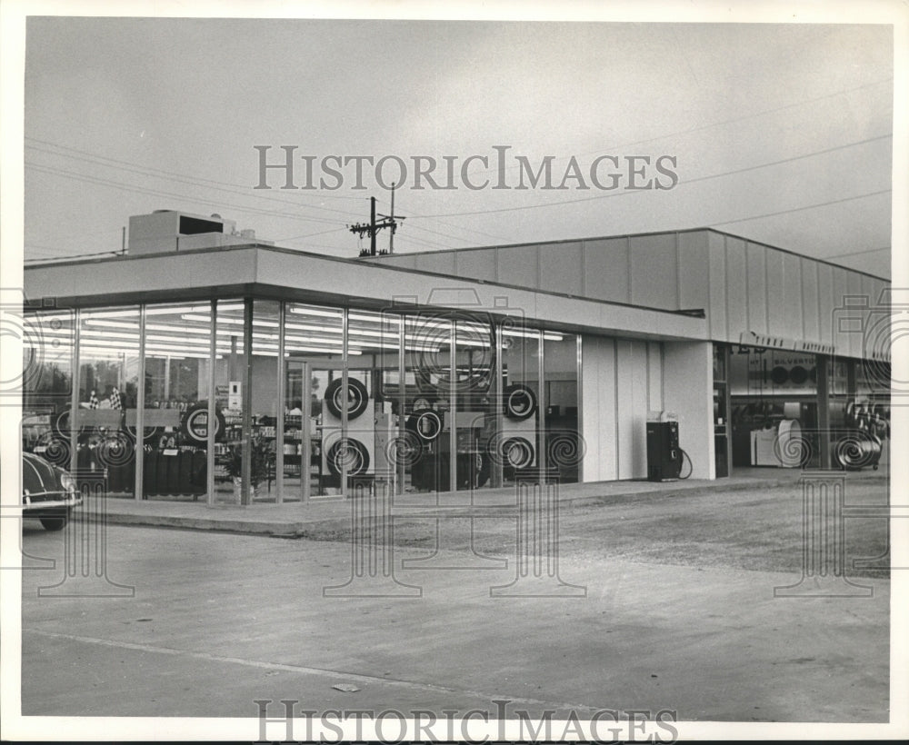 1966 Press Photo D. H. Holmes Car Care Center at 4126 CHef Menteur Highway. - Historic Images