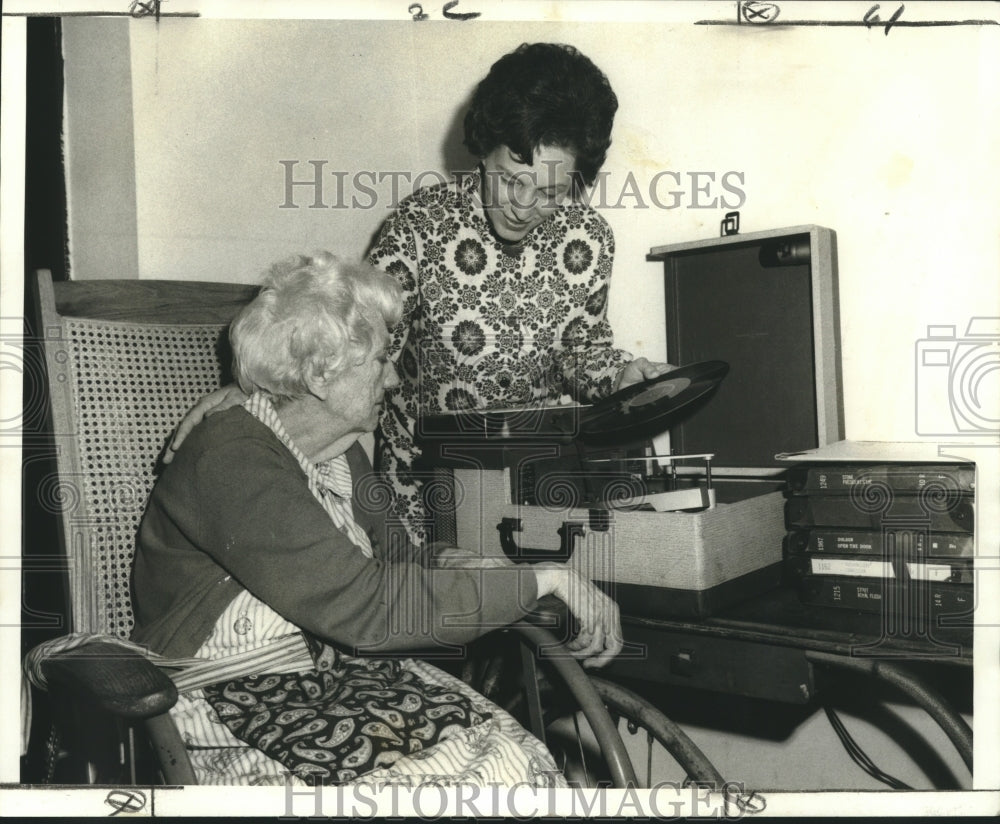 1970 Betty Harris chats with Touro Shakespeare Home resident - Historic Images