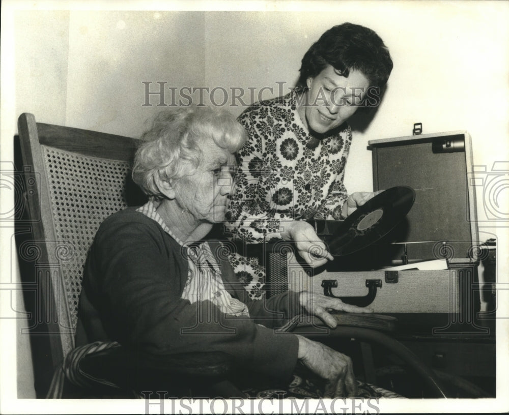 1970 Press Photo Betty Harris chats with Touro Shakespeare Home resident-Historic Images