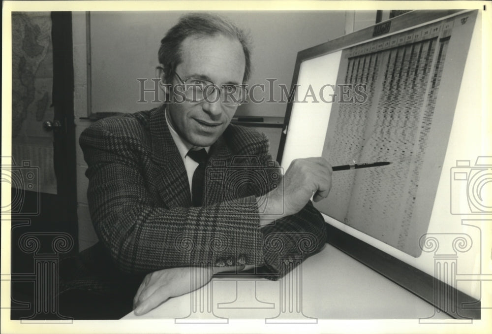 1988 Press Photo Dr. William Haseltine at the Dana Farber Cancer Institute. - Historic Images