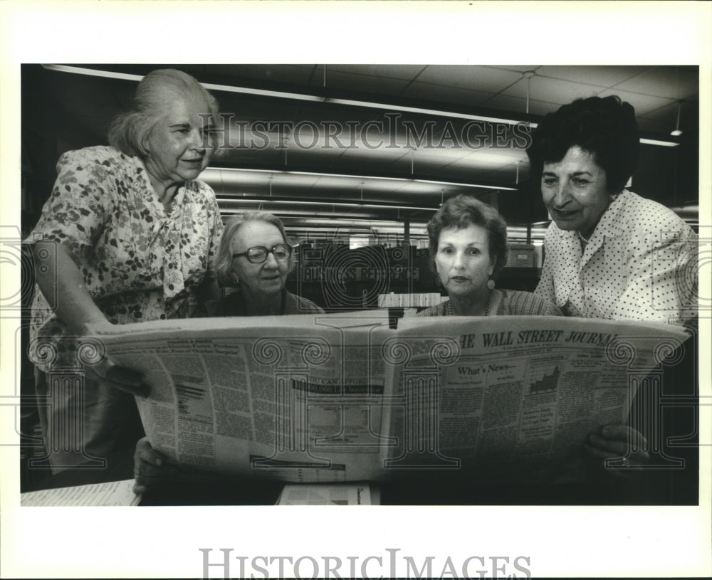 1990 Press Photo The Shamrock Investment Club meets at the Algiers library. - Historic Images