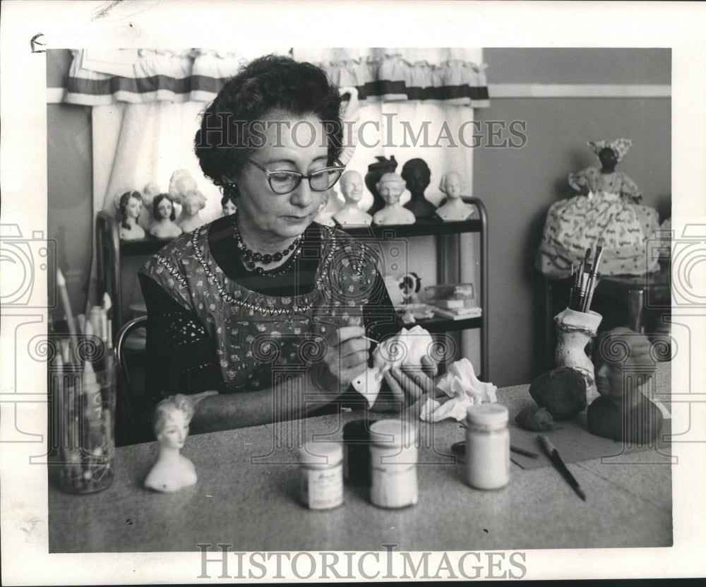 1963 Press Photo Mrs. Rene Harrison colors the bust of Martha Washington - Historic Images