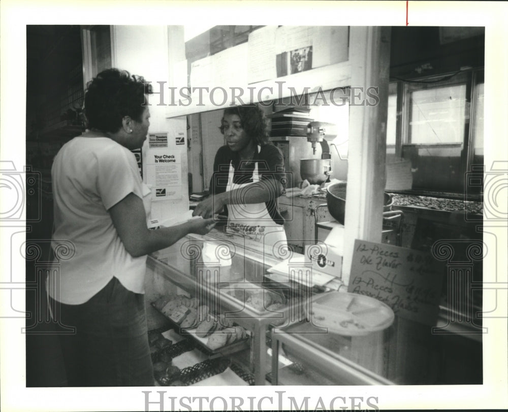 1993 Pearlene Carter purchase pralines from Loretta Harrison - Historic Images