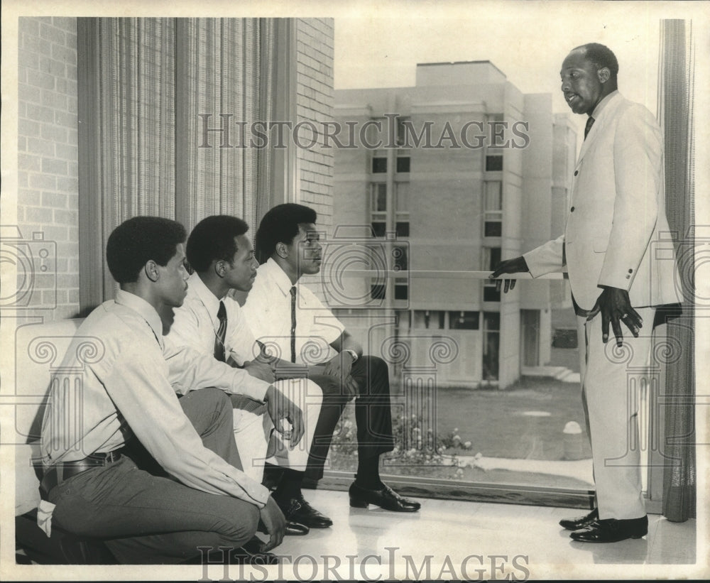 1970 Press Photo Kenneth Harrison, C.O.P. director talks to Xavier students-Historic Images