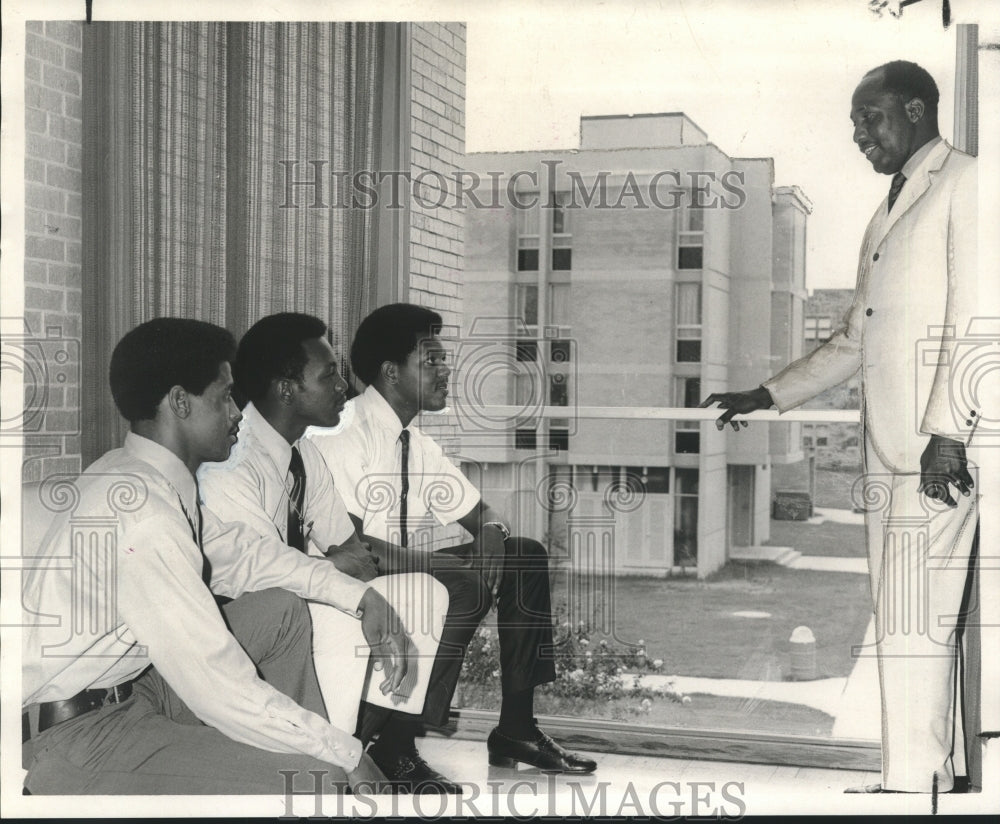 1970 Press Photo Kenneth Harrison with Xavier students - nob33086 - Historic Images