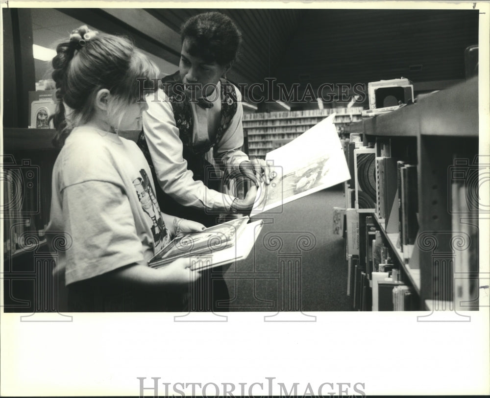 1989 Janice Harrington helps girl at St. John Library in LaPlace - Historic Images