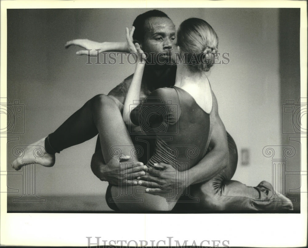 1989 Press Photo Joseph Holmes Dance Theatre Members Dance at Reed High School - Historic Images