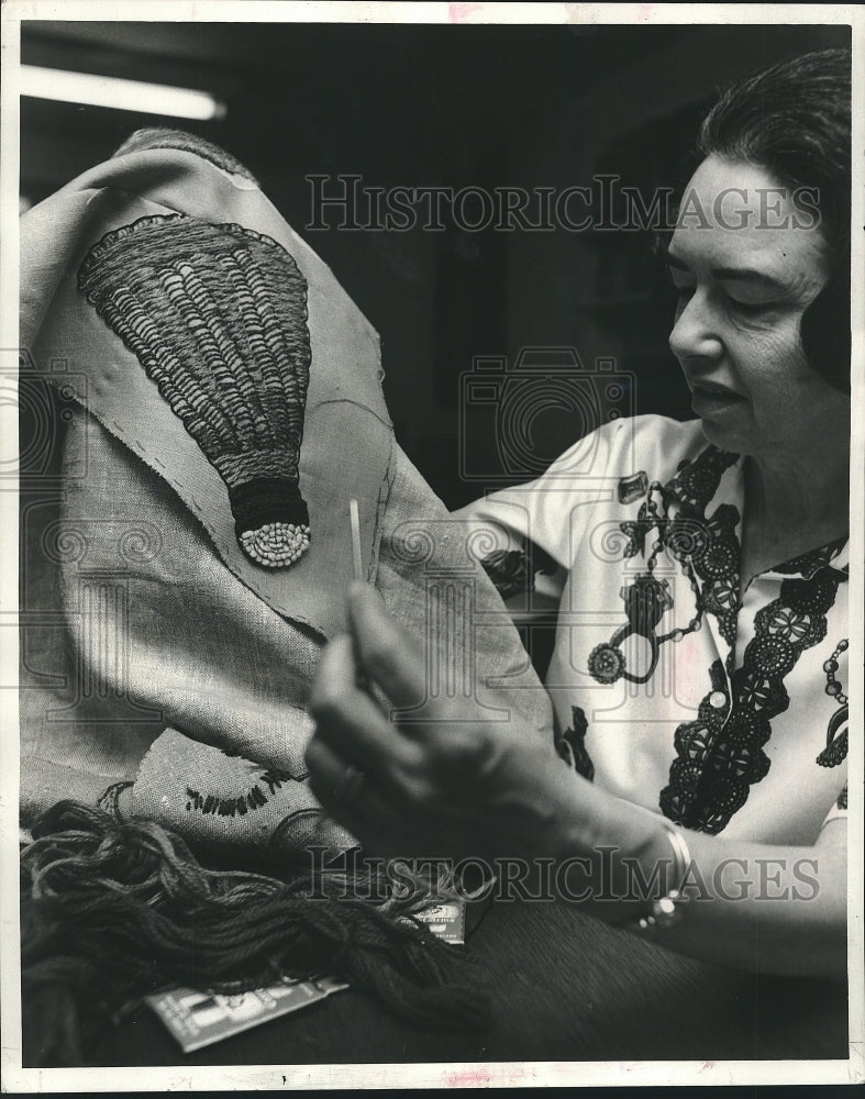 1965 Press Photo Mrs. Isaac Heller, president of Louisiana Crafts Council - Historic Images