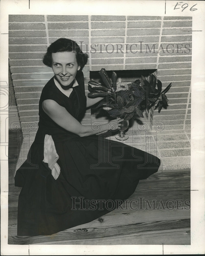 1955 Press Photo Irma Heller wife of Dr. Michael Heller and a mother of three - Historic Images