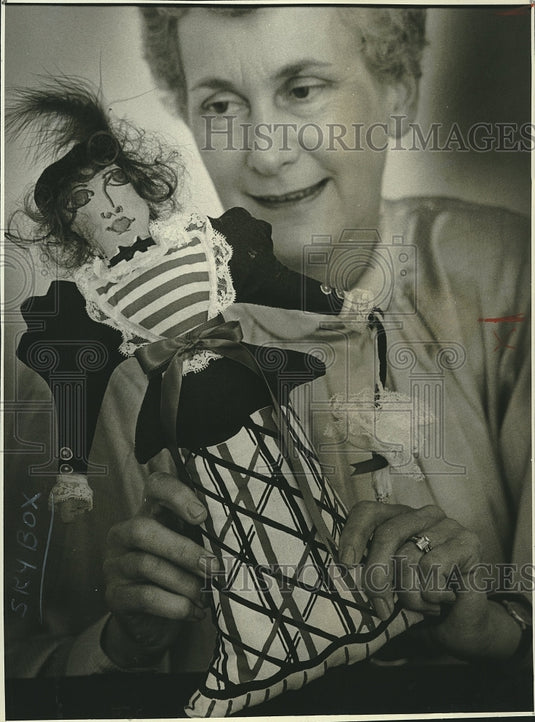 1984 Mrs. Sandy Heller, chairman of the YWCA Doll Committee - Historic Images