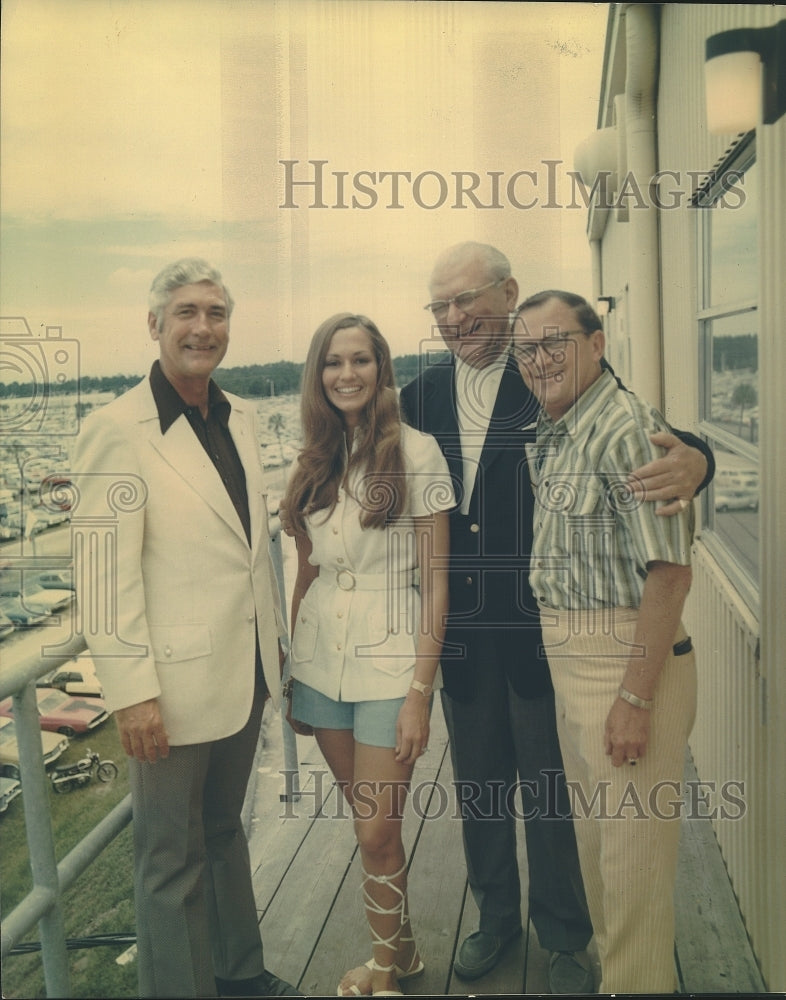 1971 Press Photo A group enjoying Daytona Beach "400" Medal of Honor Races - Historic Images