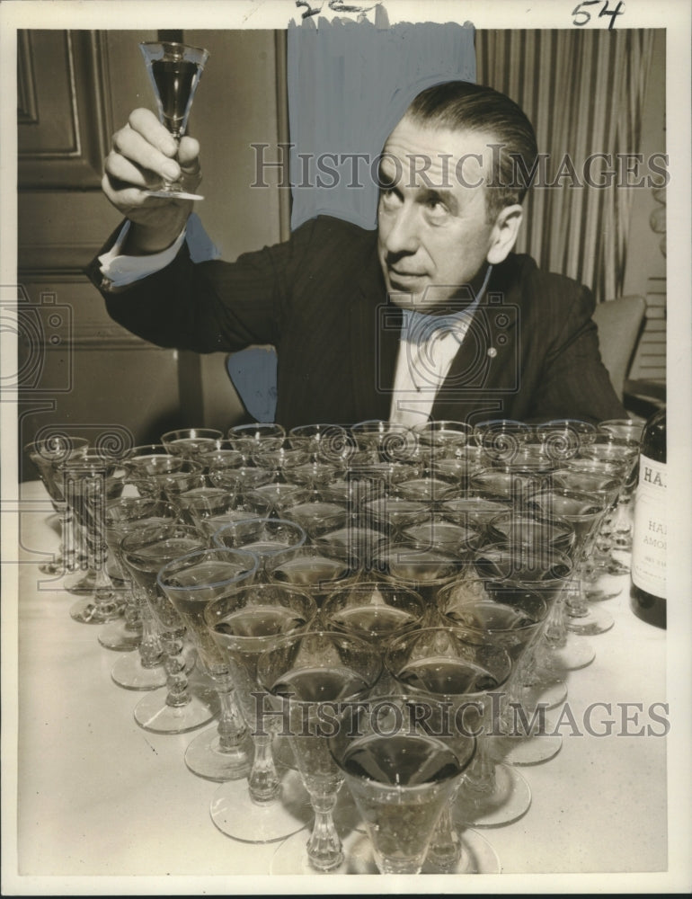 1960 Press Photo Eugene Hiller of Geneva Association at wine tasting in New York - Historic Images