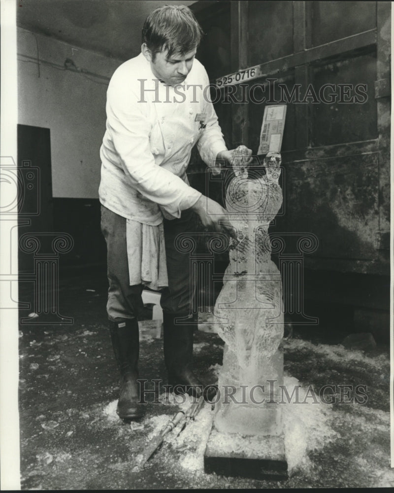 1976 Chef Dieter Hillebrand works on ice sculpture - Historic Images