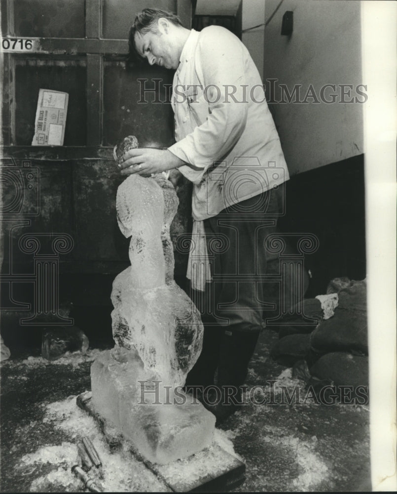 1976 Chef Dieter Hillebrand works on ice sculpture-Historic Images