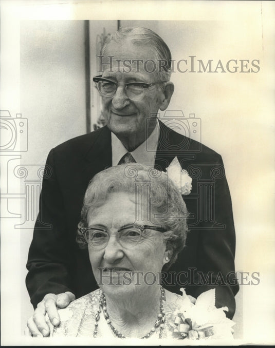 1975 Press Photo Mr & Mrs Freeman Heck Sr. celebrating their wedding anniversary-Historic Images