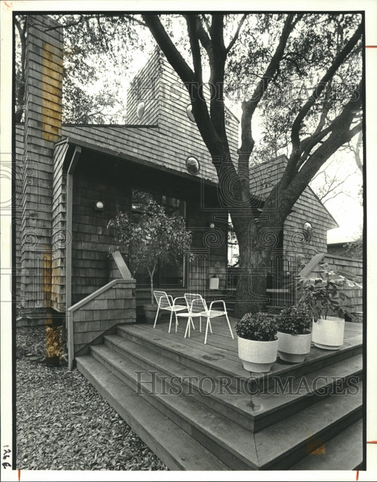 1985 Exterior of Imre and Karin Hegegus home at 1367 Soldiers. - Historic Images
