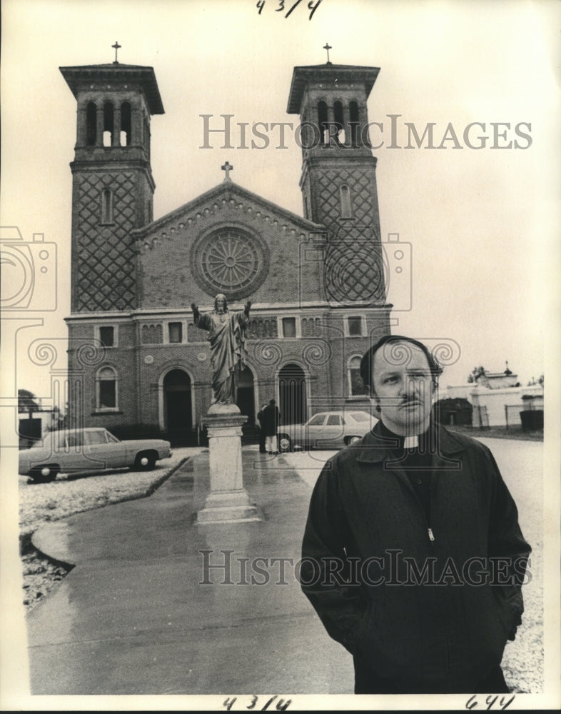 1975 Press Photo Rev. Lawrence Hecker, pastor of St. Anthony Catholic Church - Historic Images