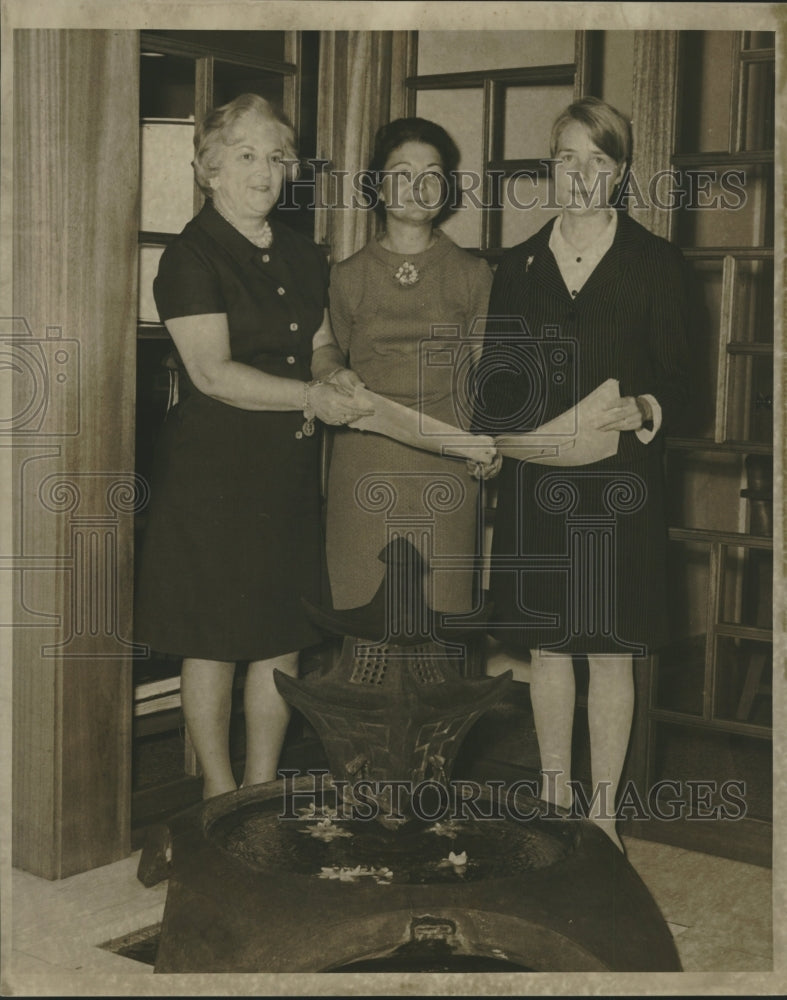 1969 Press Photo Socialites Mrs. M.C. Helbig, Mrs. Joelfe and Mrs. James Roddy - Historic Images
