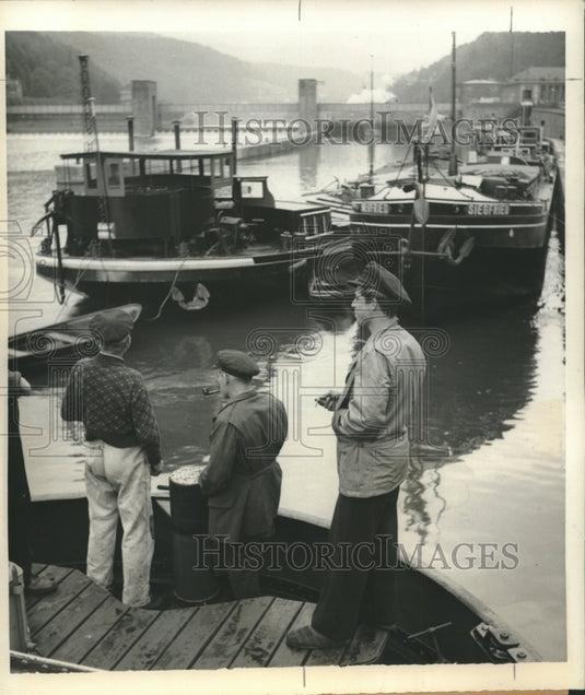 1950 Press Photo Coal freighters lie idle at Karlstor Lock, workers on strike. - Historic Images
