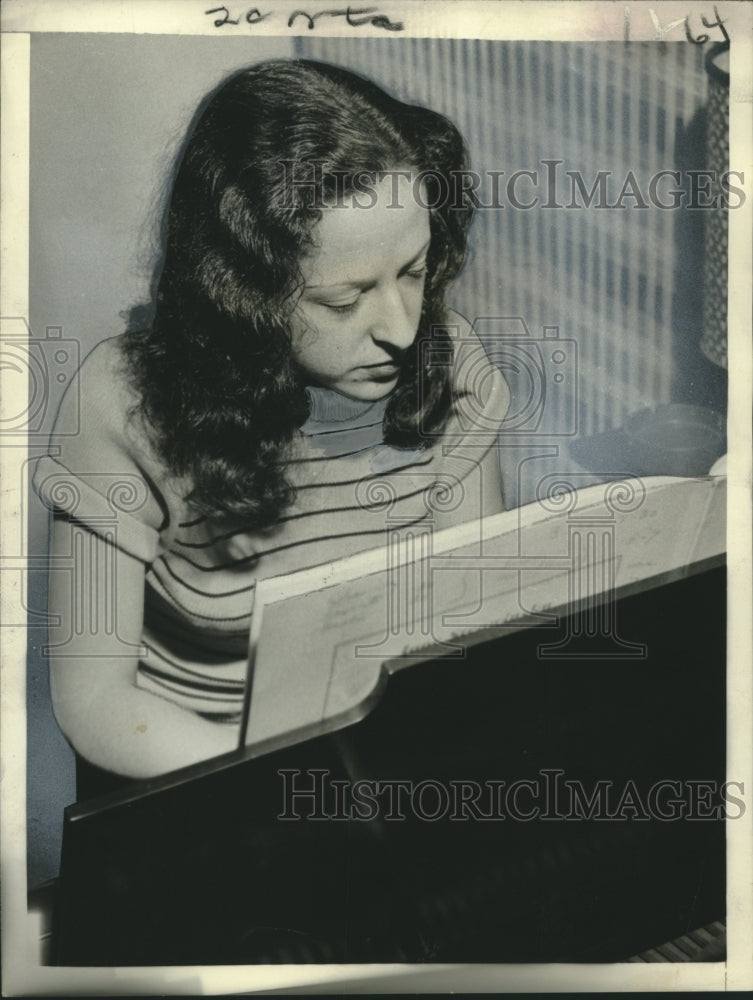 1957 Press Photo Josepha Heifetz, daughter of violinist Jascha Heifetz practices - Historic Images