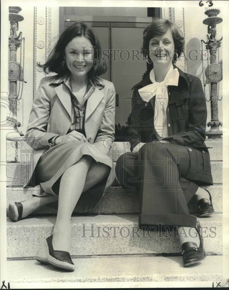 1976 Press Photo New Orleans Museum of Art&#39;s Ann Henderson &amp; Annabelle Hebert - Historic Images