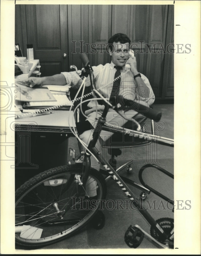 1990 Press Photo George Henderson Rides Bike to Work - Historic Images