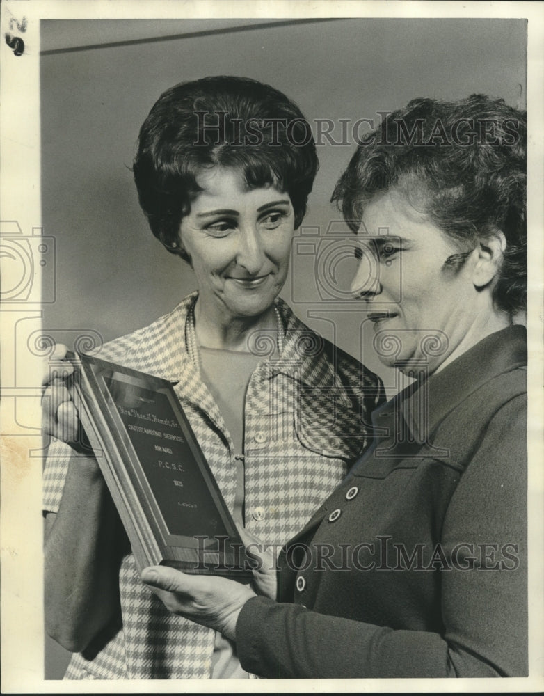 1975 Press Photo Mrs. Theodore Hemelt Jr. receives award by Mrs. Gracio DeSalvo-Historic Images