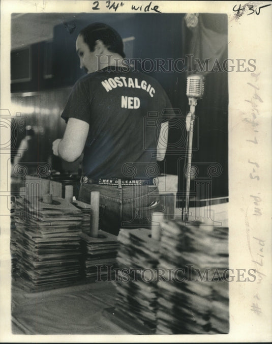 1977 Ned Hemard works as Nostalgic Ned at parties and bar - Historic Images