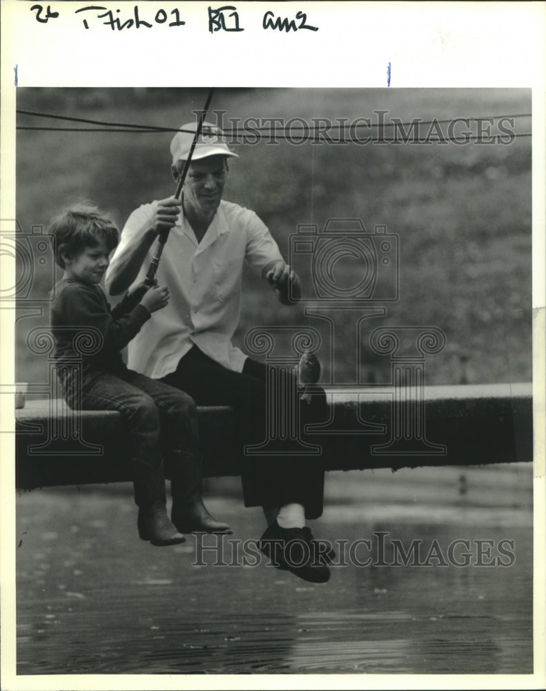 1990 Press Photo Seth Hemstad and father Gary in a lagoon at St. Paul School - Historic Images