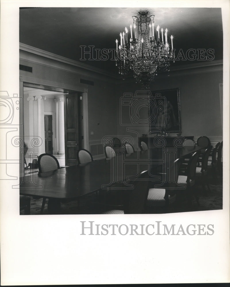 1953 Press Photo State dining room for 25 people with chandelier from Paris-Historic Images