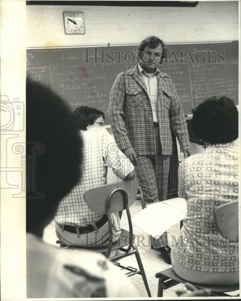 1975 Press Photo Dennis Hilton, specialist-Institute for Training on Drug Abuse. - Historic Images