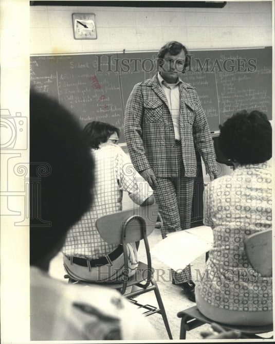 1975 Press Photo Dennis Hilton, specialist-Institute for Training on Drug Abuse. - Historic Images