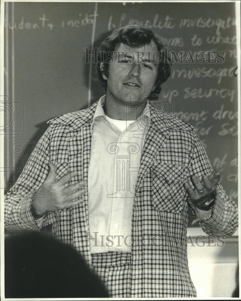 1975 Press Photo Dennis Hilton reacts to question at the Training on Drug Abuse - Historic Images