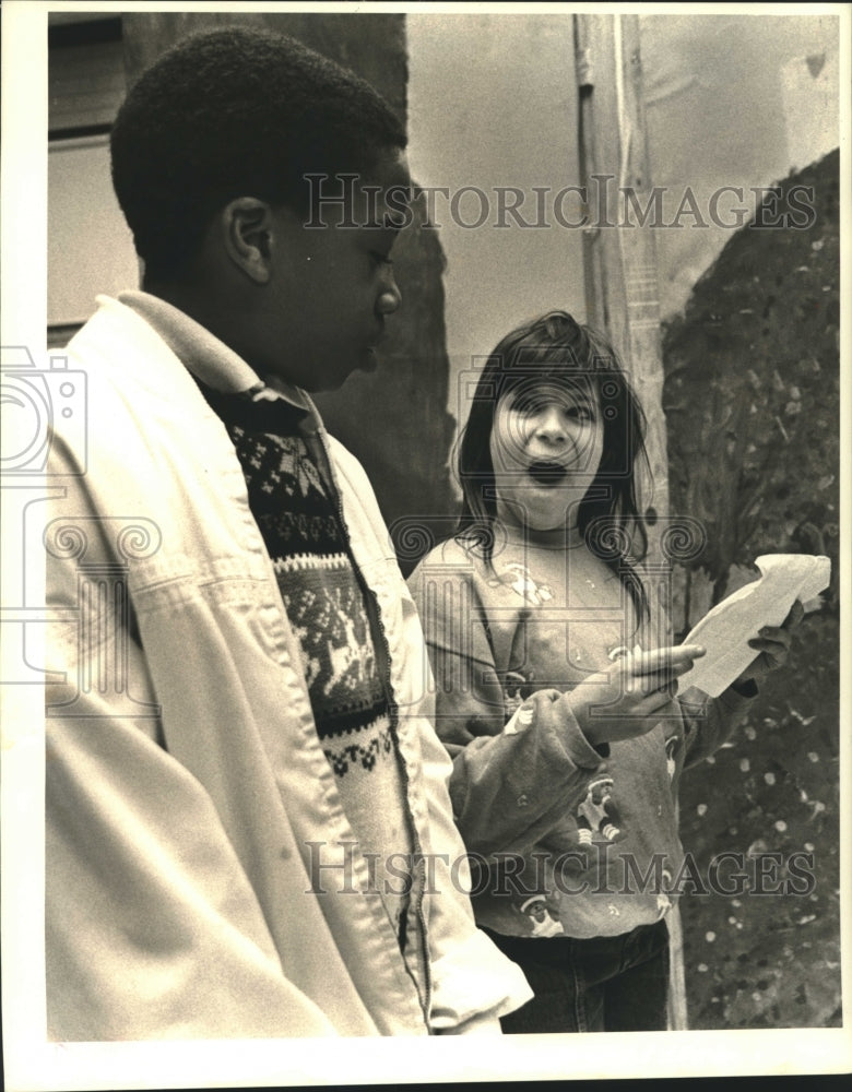 1987 Press Photo Melanie Babin and Devron Wilson rehearse their lines for play. - Historic Images