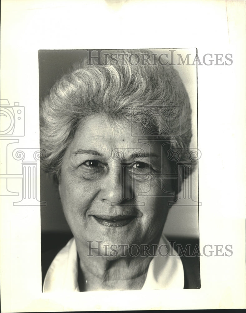 1987 Press Photo Mary Hebert, received a Volunteer Salute. - Historic Images