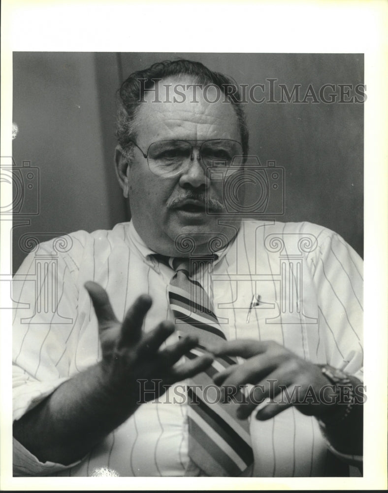 1991 Press Photo Lee V. Hebert, principal of Abita Springs Junior High School - Historic Images