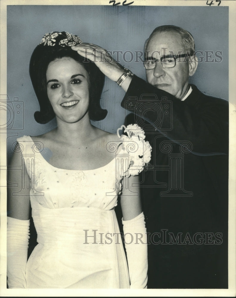 1964 Press Photo Jenna Louise Hebert, crowned Miss Southeastern by Dr. Dyson - Historic Images