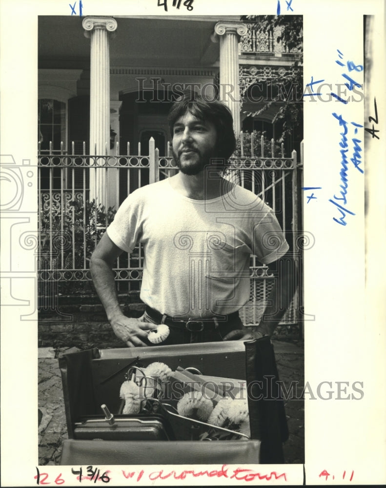 1984 Press Photo Fuller Brush salesman Eric Goza making a delivery. - nob33745 - Historic Images