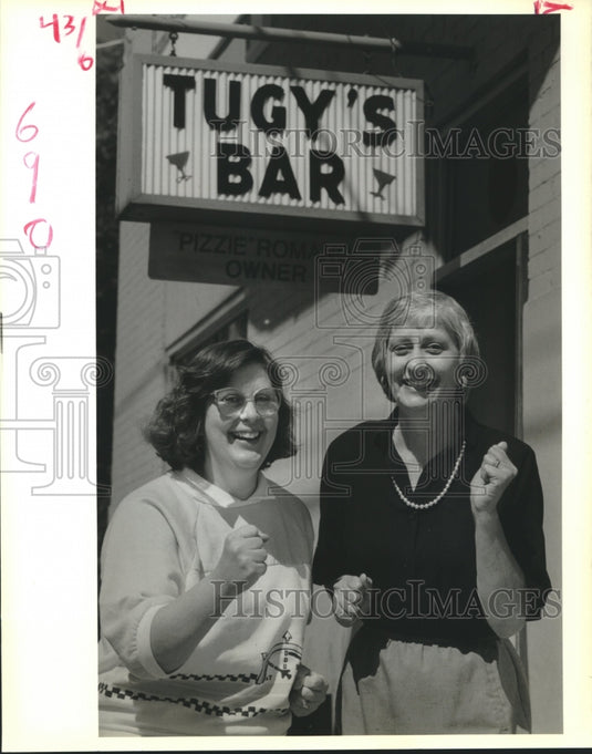 1989 Press Photo Sandy Grabner and Janice Pulling stand in front of Tugy's Bar. - Historic Images