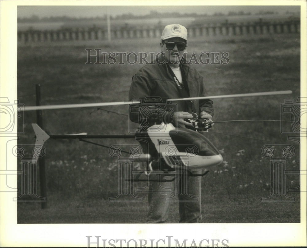 1993 Press Photo John Thorton takes his remote Xcel helicopter model for a ride - Historic Images