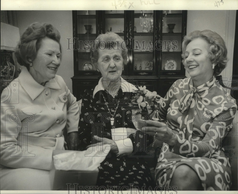 1976 Press Photo Treasure Chest Members Prepare for Annual Fashion Fete-Historic Images