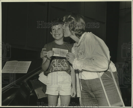 1985 Press Photo Sean Patrick Grace & Symphony Director Tim Mooney, Fund Raiser - Historic Images