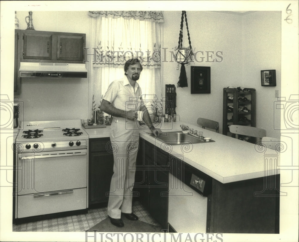 1982 Press Photo J. Terrel Heath shown at his restored kitchen - nob33809 - Historic Images