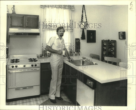 1982 Press Photo J. Terrel Heath shown at his restored kitchen - nob33809 - Historic Images