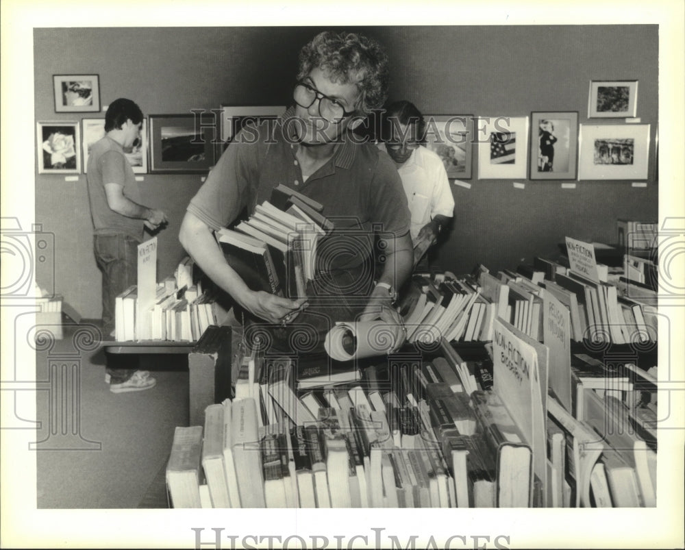 1991 Press Photo Hazel Hearty at Used Book Sale at St. Tammany Parish Library - Historic Images