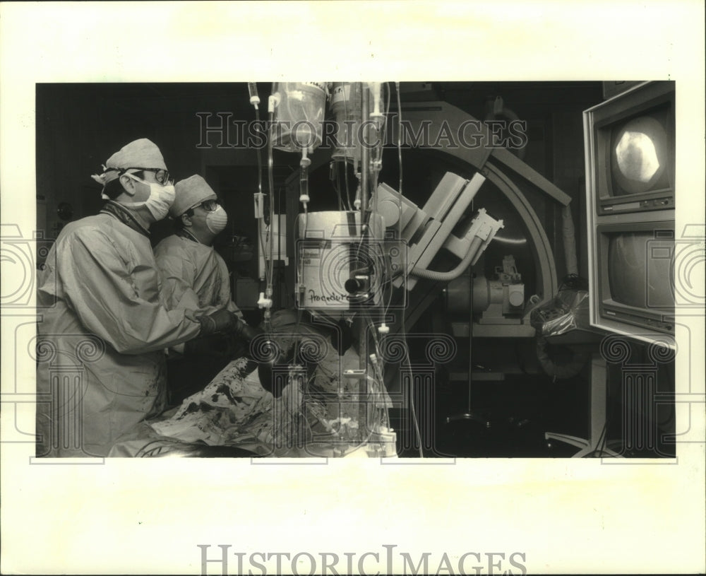 1987 Press Photo Drs. Leslie Levenson and Chester Falterman during heart surgery - Historic Images