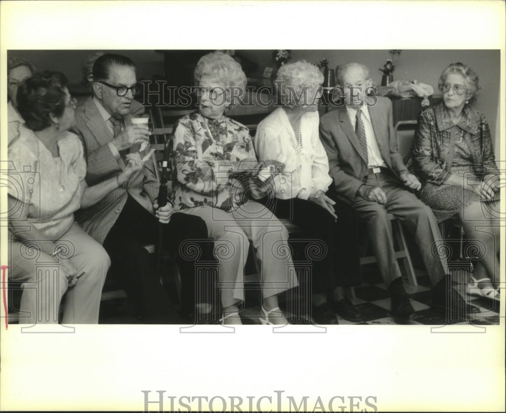 1990 Press Photo Heart of Town Club members chat during &quot;Tea Dance&quot; - nob33828 - Historic Images